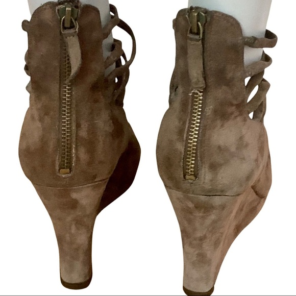 B. MAKOWSKY Bfamie Suede Strappy Wedge Sandals Zip Up Taupe with Box Size 10 - Picture 9 of 13